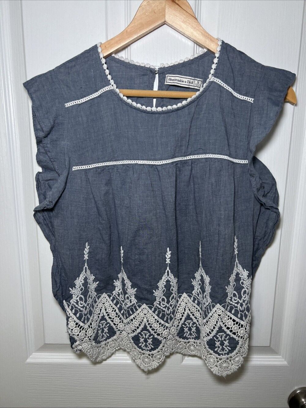 Abercrombie Fitch Womens Sleeveless Shirt Top Small Blue White Embroidered